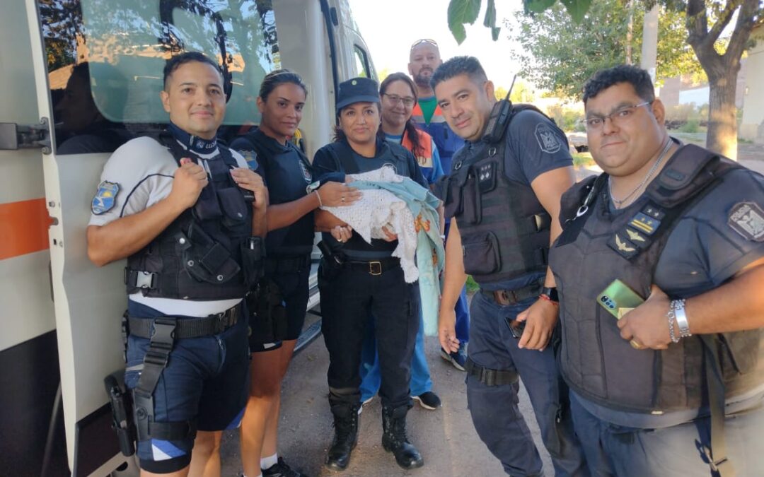 Policías asistieron a una mujer que dio a luz a un bebé en Guaymallén