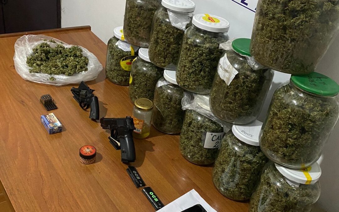 Detienen a un hombre con armas y marihuana en Colonia las Rosas