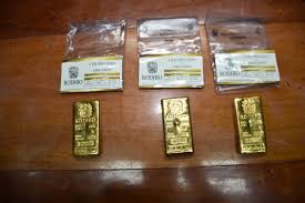 Intentaron huir en una camioneta con lingotes y láminas de oro