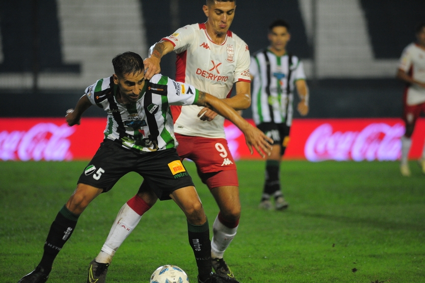 Huracán eliminó por penales a Villa Mitre y será rival de Platense