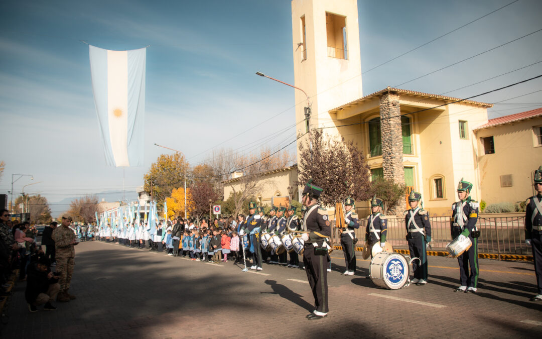 Alumnos del jardín Sol de Tupungato cantaron el Himno Nacional con la Banda Militar Talcahuano
