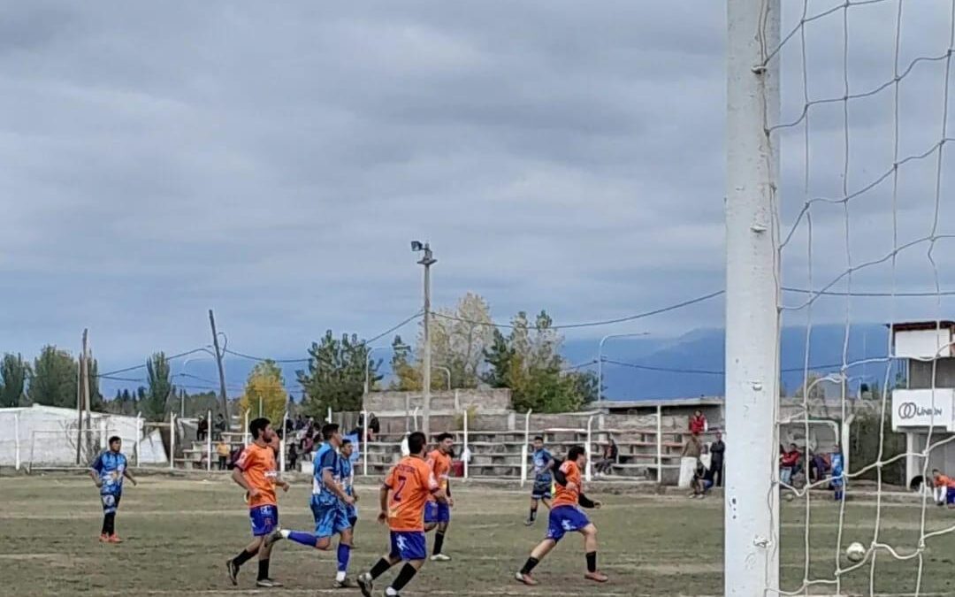 Parientes FC y Los Blancos mandan en la Liga Mayores de 30