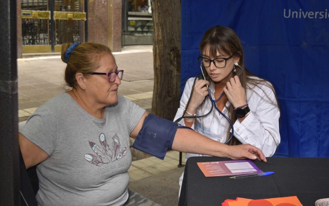 Recomiendan medir la presión arterial periódicamente