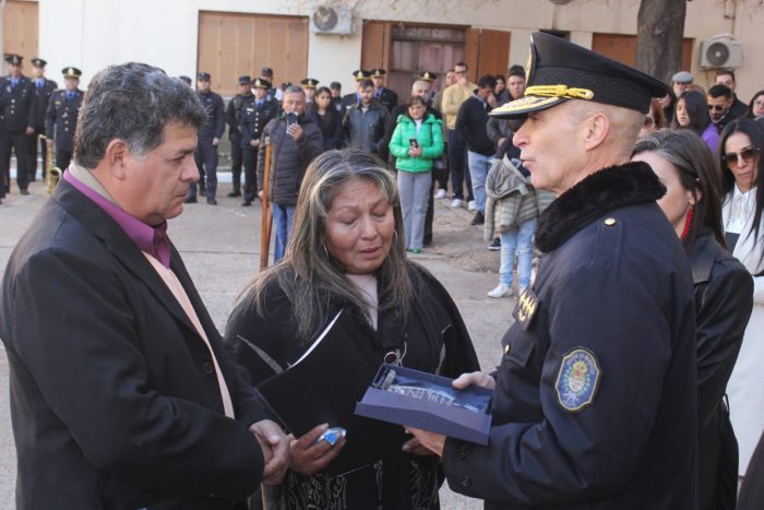 Realizan un emotivo acto en homenaje al policía fallecido Leonardo Alarcón