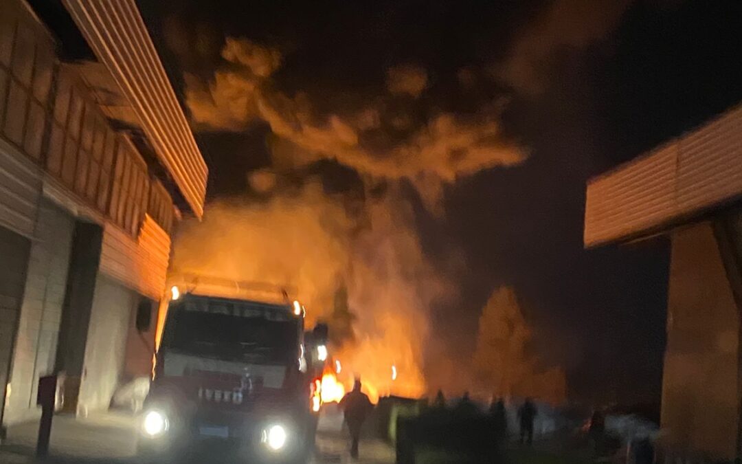 Un gran incendio afectó una empresa de la zona industrial
