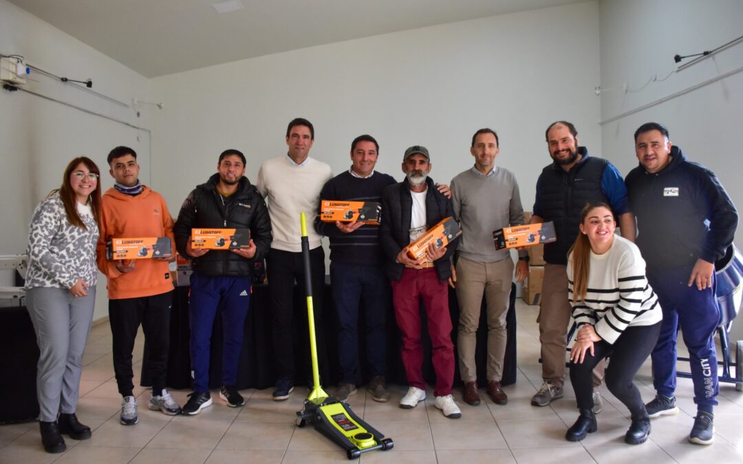 La Municipalidad de Tunuyán entregó maquinarias a emprendedores