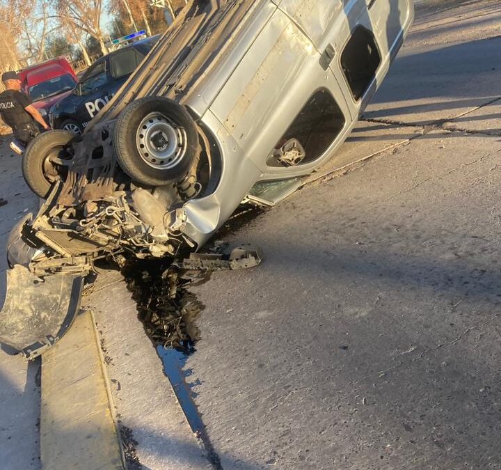 Una camioneta terminó volcada en Junín
