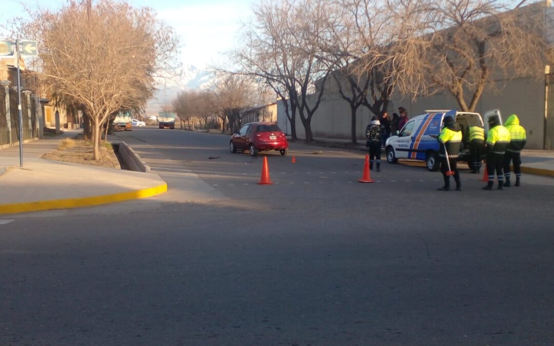 Accidente vial entre un ciclista y un auto en Vista Flores