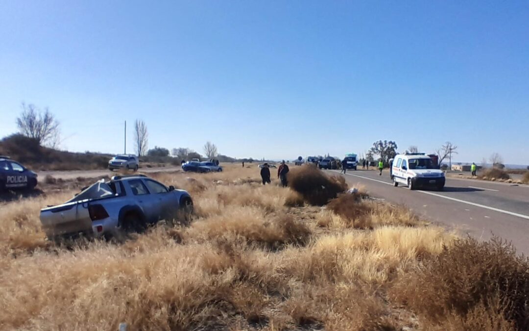 Un vehículo se cruzó de carril y terminó chocando con dos autos en la ruta 40