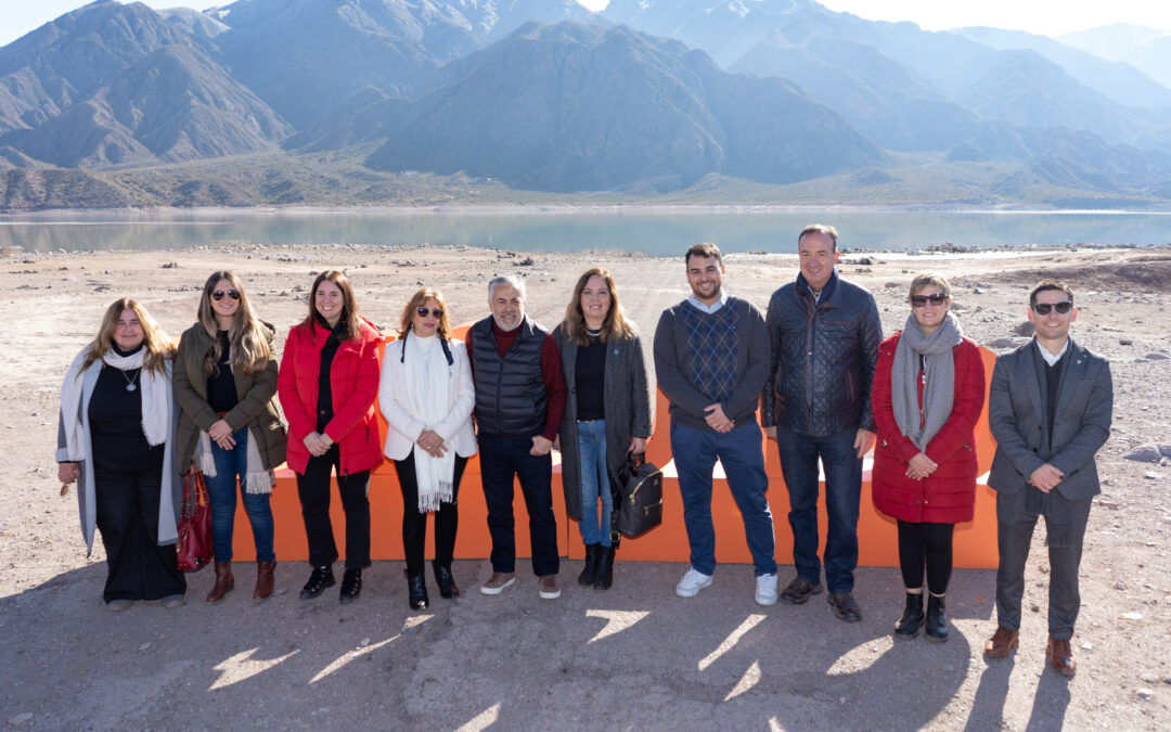 El Gobierno de Mendoza y la UNCuyo firmaron el contrato para desarrollar un predio turístico en el dique Potrerillos