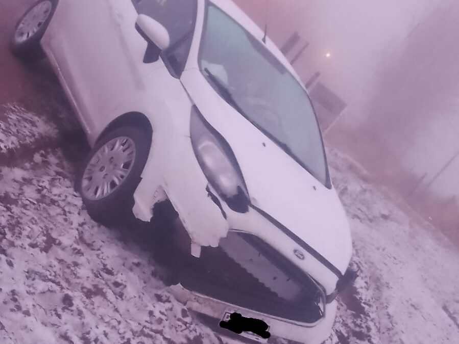Un auto chocó contra un alambrado en Vista Flores