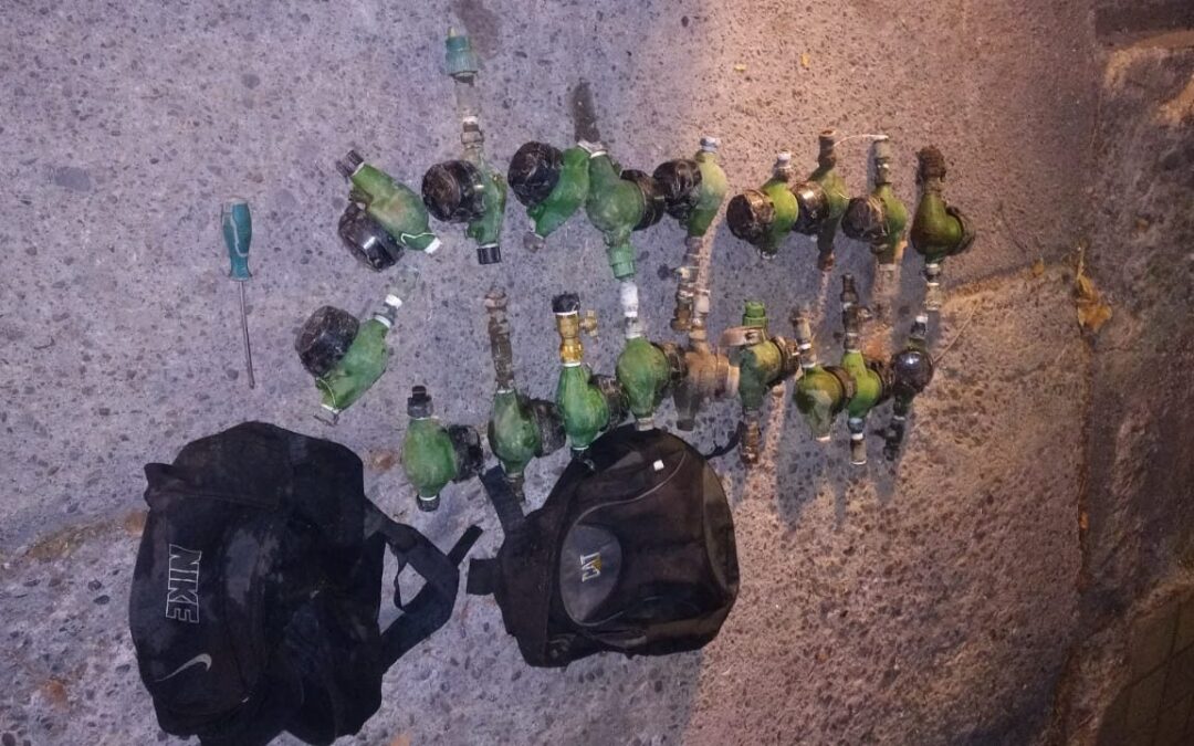 La Policía detuvo a tres delincuentes que robaban medidores de agua en Ciudad
