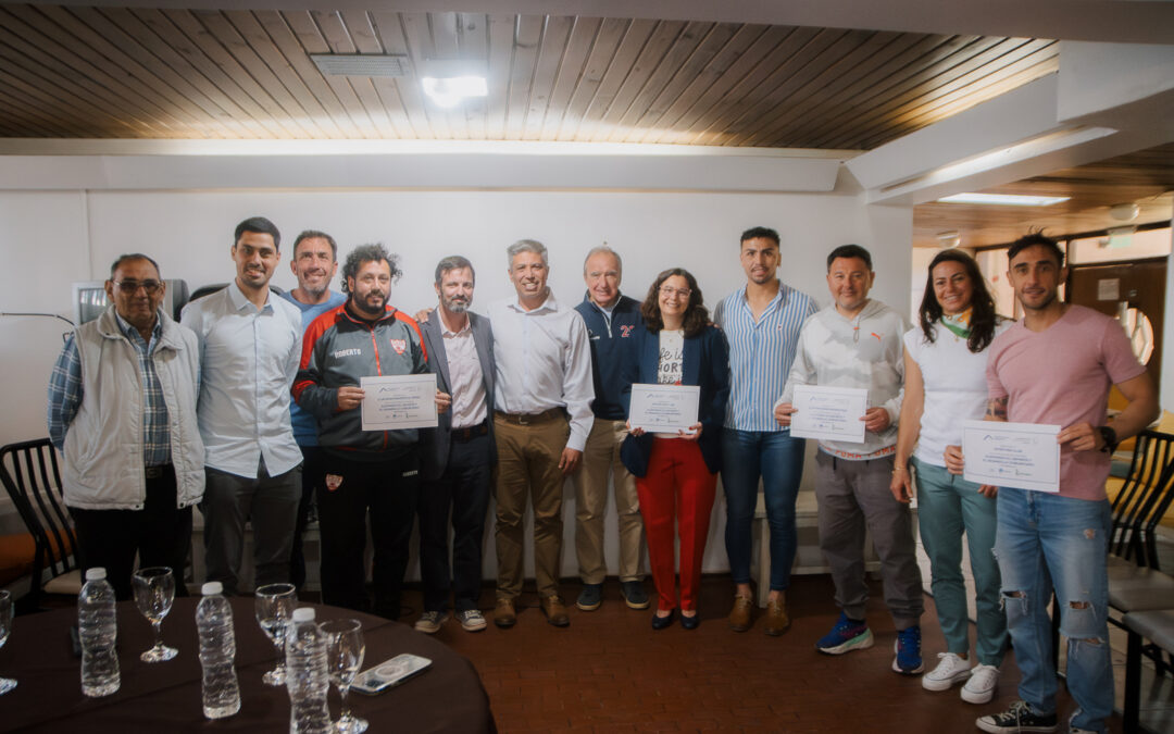 Independiente El Peral ganó el concurso «Alentando el deporte y el desarollo comunitario» e instalará iluminación en su campo de juego