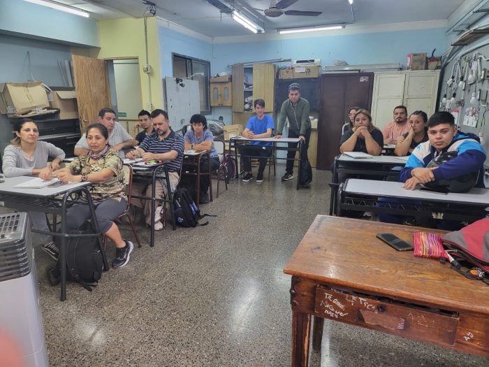 Celadores podrán formarse en mantenimiento general de edificios escolares