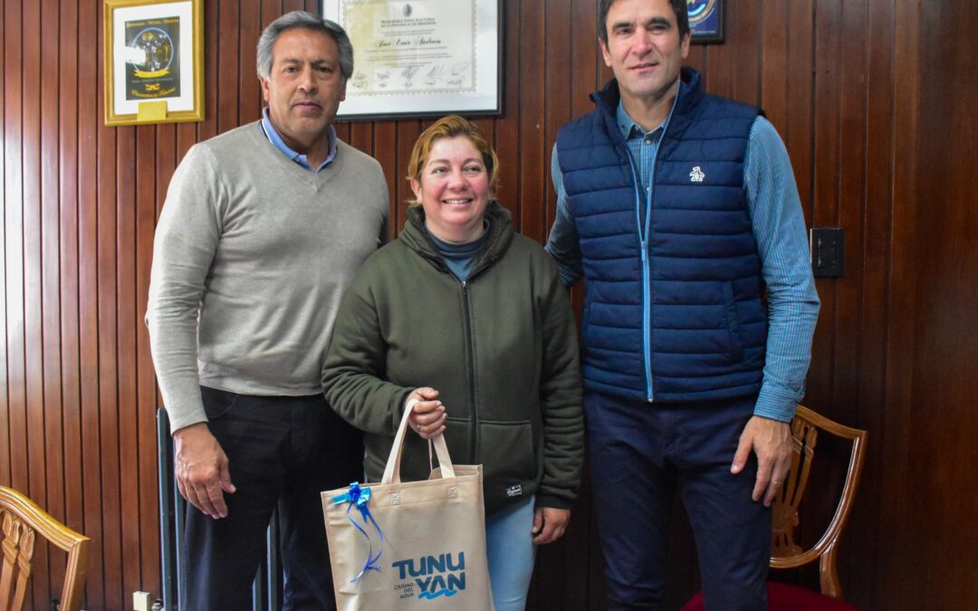 Una empleada municipal que encontró dinero en la calle y lo devolvió fue destacada por el intendente tunuyanino
