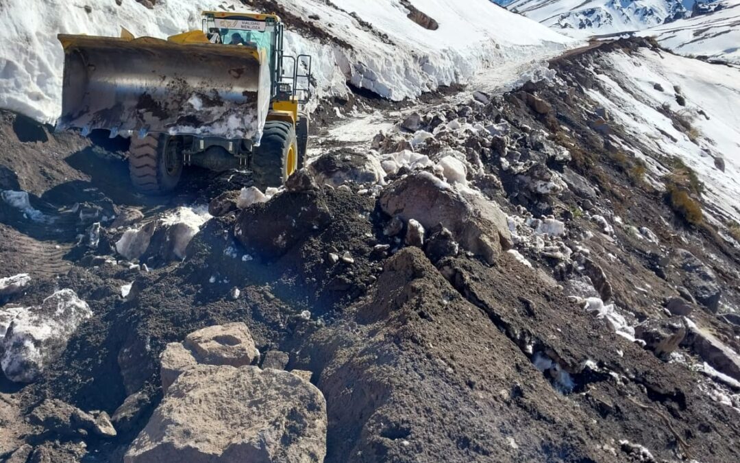Toneladas de nieve y barro comenzaron a despejarse en la ruta al paso El Planchón