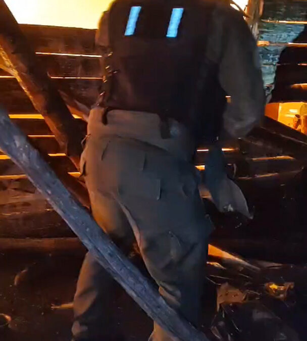 Una patrulla de gendarmes rescató a una familia de un incendio