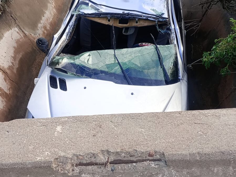 Un vehículo terminó en un canal de riego en San Carlos