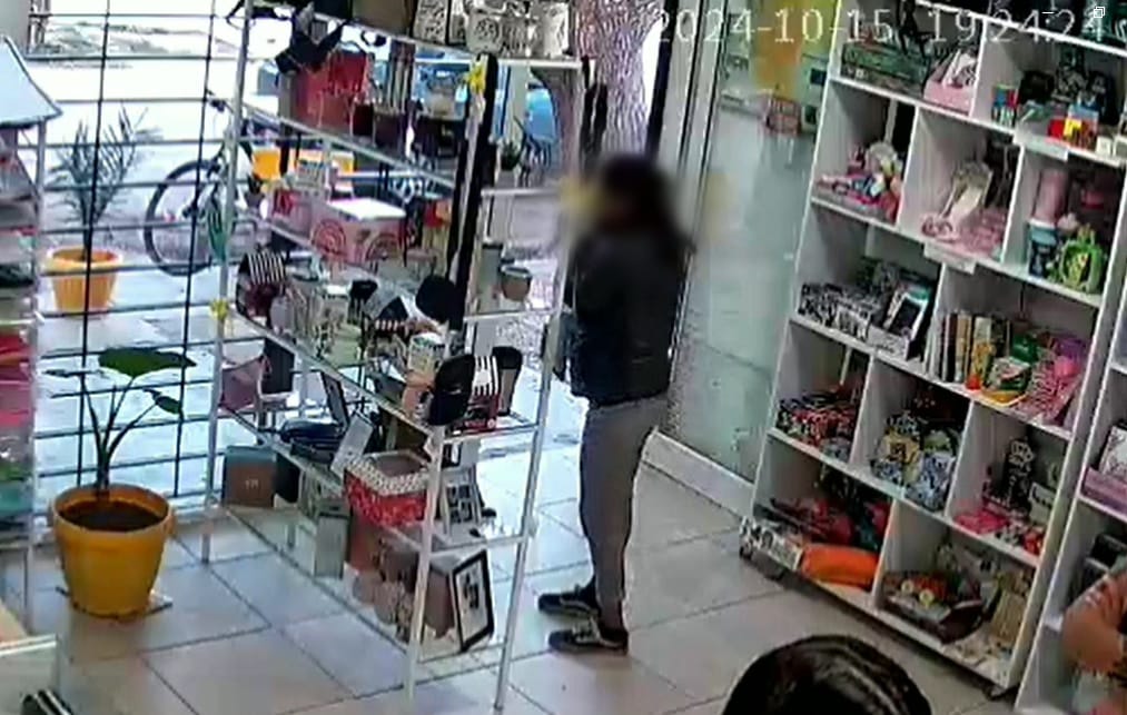 Roban en una librería de la localidad de Vista Flores