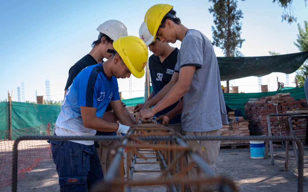 Alumnos de la Escuela Técnica Ejército Argentino, de Tunuyán, colaboran con la construcción de tres aulas en el establecimiento