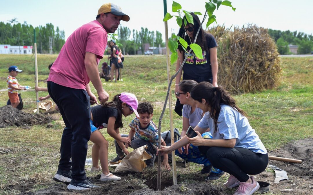 Vecinos de Tunuyán dejaron sus huellas que le darán vida al Parque La Estación