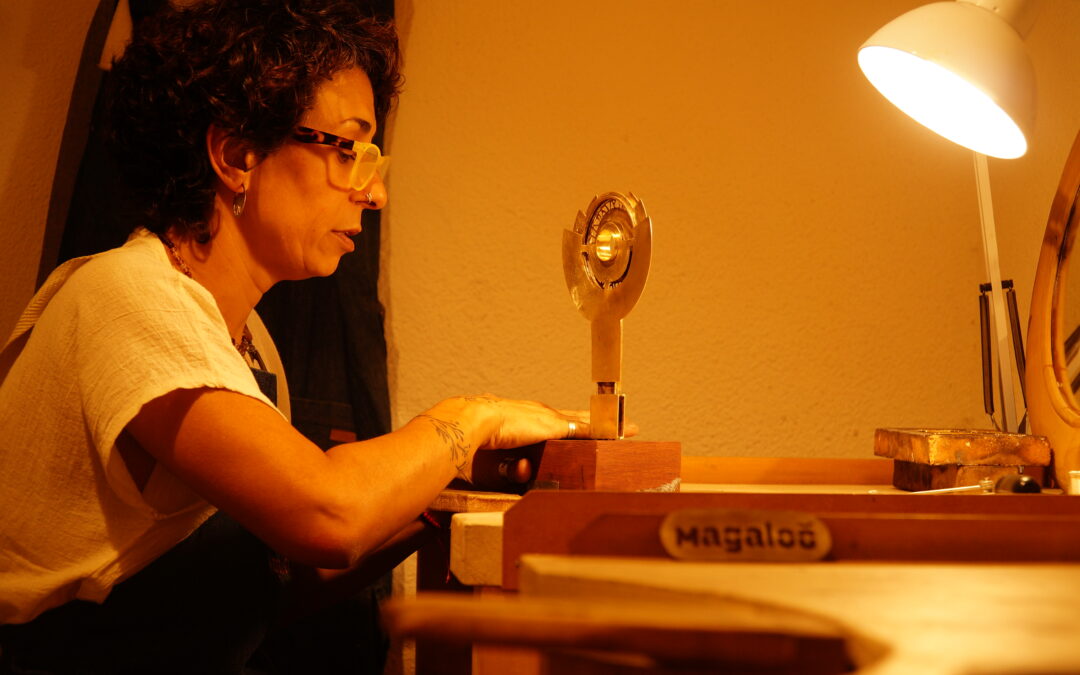 La artista mendocina que diseñó el relicario del primer santo millennial de la Iglesia católica