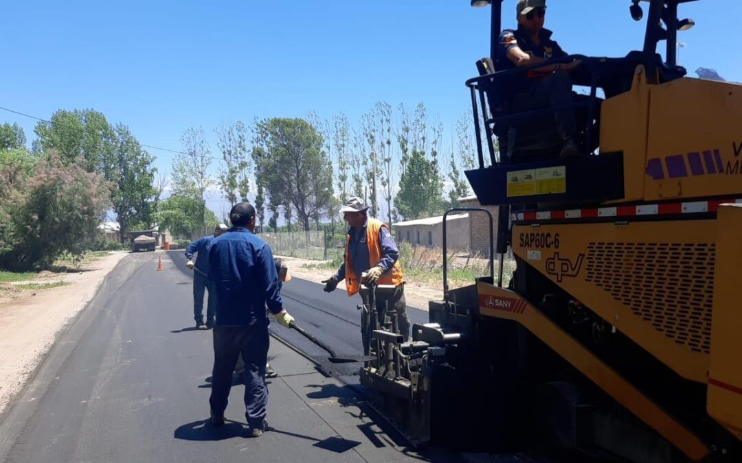 Vialidad Mendoza asfalta la ruta que va al Centro de Gestión de Residuos Sólidos del Valle de Uco