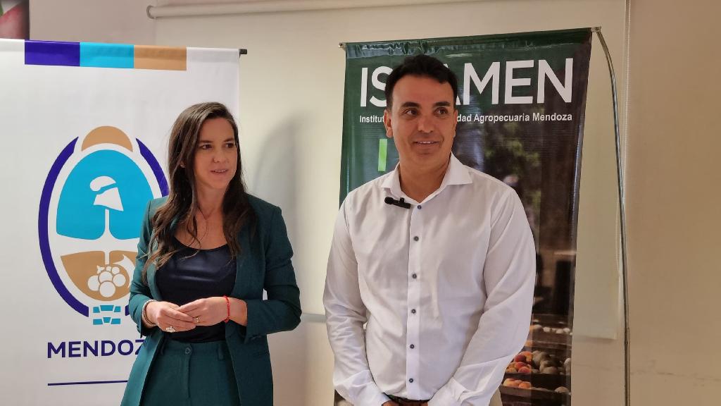 Trabajo y reinserción: entregan la primera tanda de indumentaria producida en cárceles para el Iscamen
