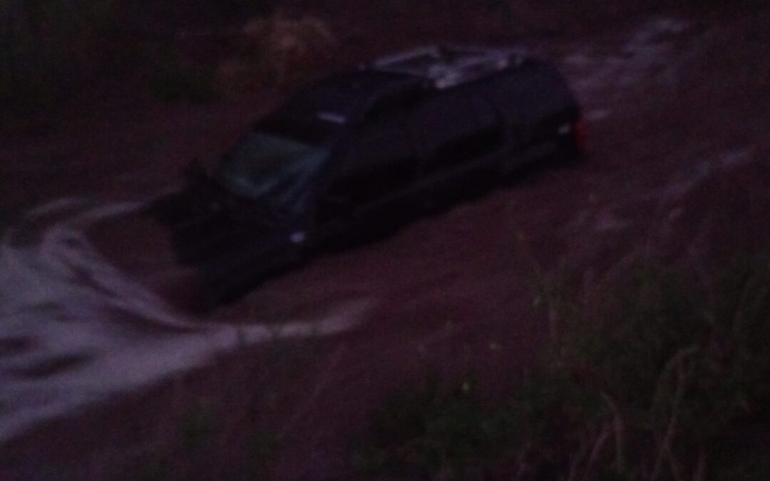 Un auto, con dos personas abordo, quedó varado en medio de un cauce en San Carlos