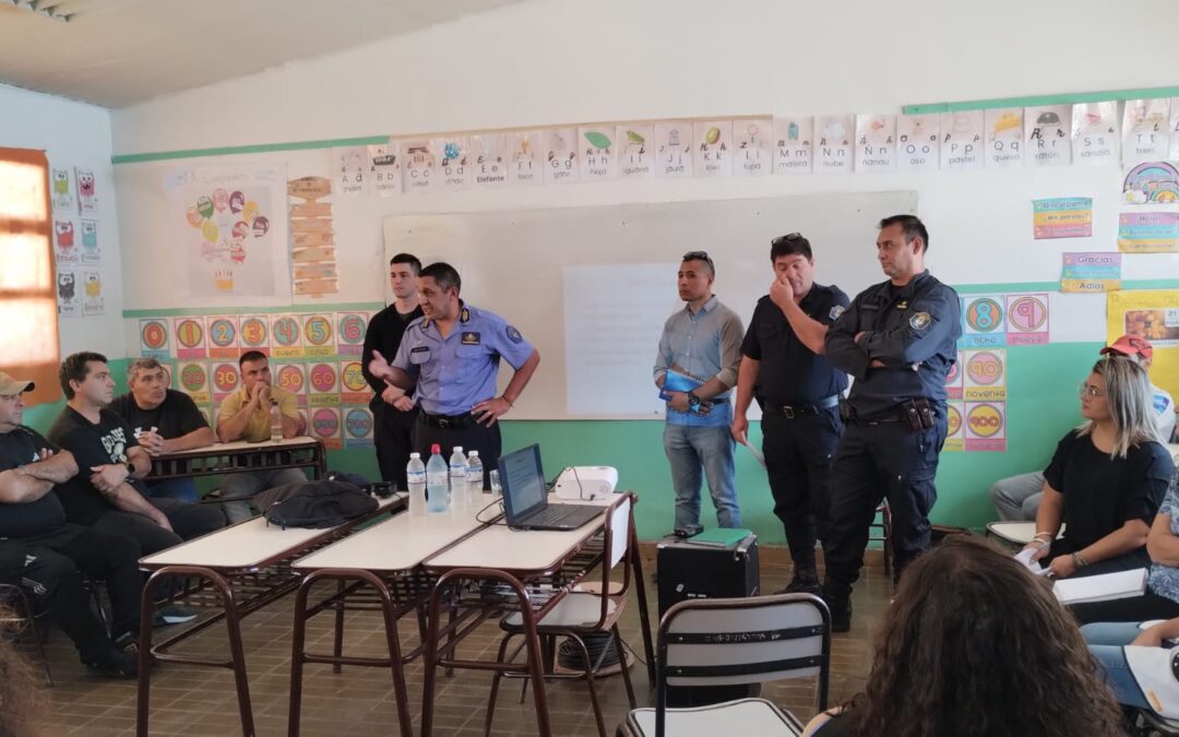 La Policía de Mendoza brindó una capacitación preventiva a directores, celadores y serenos de escuelas de Tunuyán