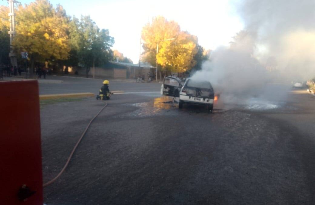 Un vehículo se incendió en San Carlos y las pérdidas fueron totales