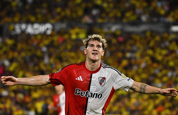 River ganó en Ecuador y sigue primero en su grupo
