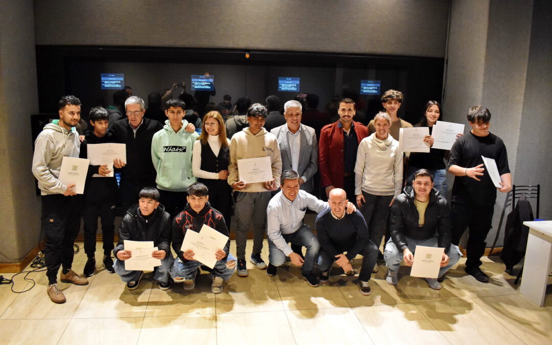 Distinguen a jóvenes atletas de Tupungato que fueron premiados en la Copa Nacional de Clubes de Atletismo