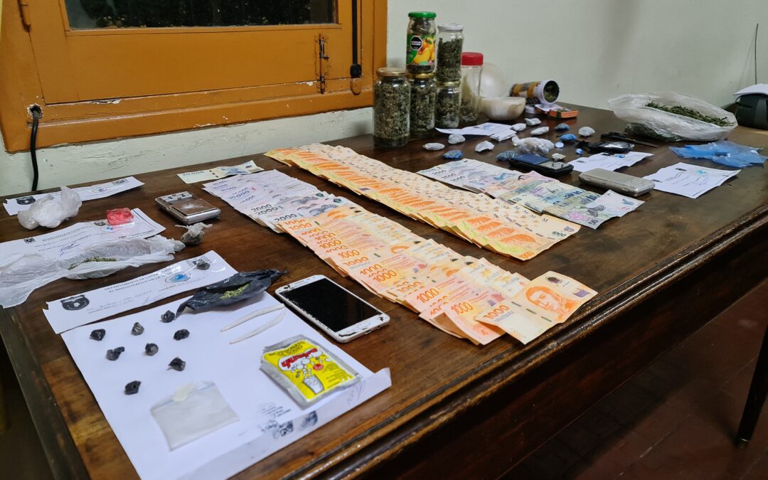 Tras dos allanamientos, cinco personas fueron detenidas con estupefacientes