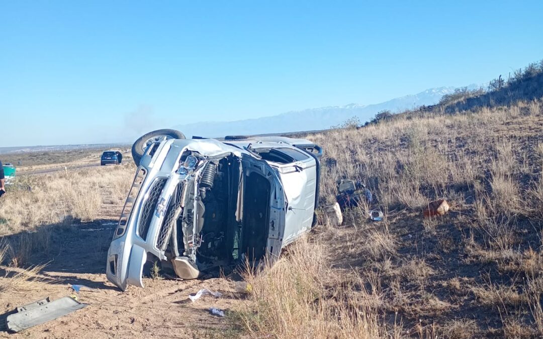 Tupungato: una camioneta volcó en la ruta 40
