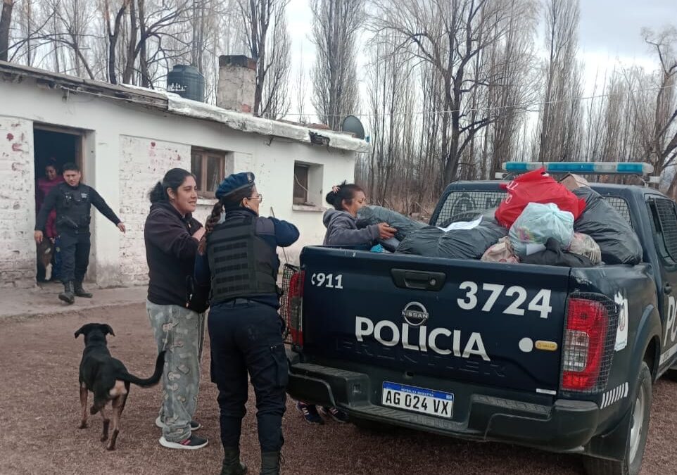 Policías de Tupungato asistieron a cinco familias rurales con una colecta solidaria