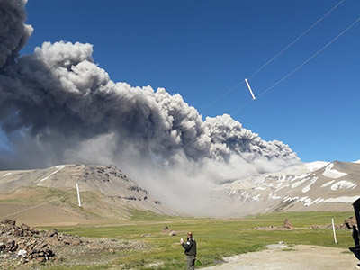 Coordinan acciones preventivas ante el aumento de actividad en el volcán Planchón Peteroa
