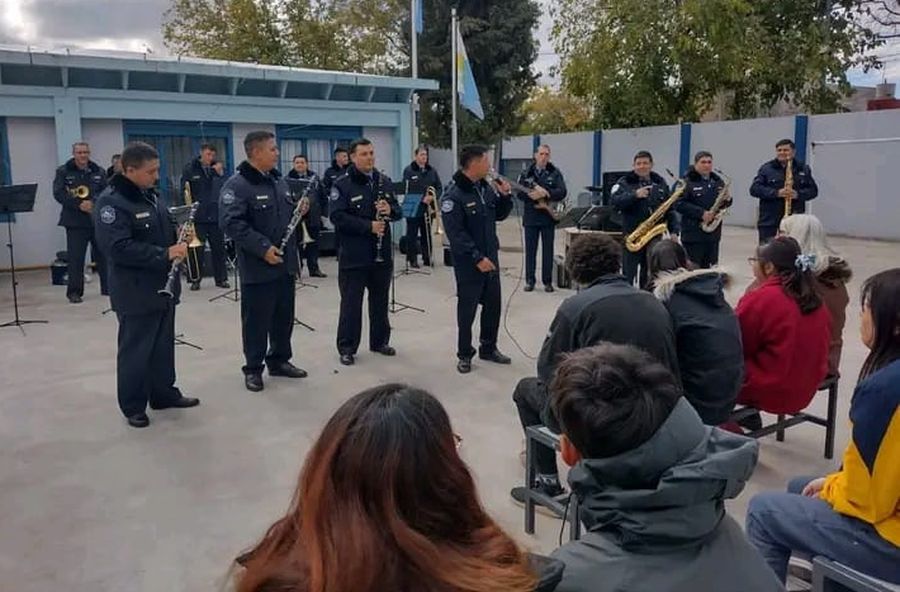 La Banda de la Policía de Mendoza lleva la música a las aulas con una propuesta educativa y cultural