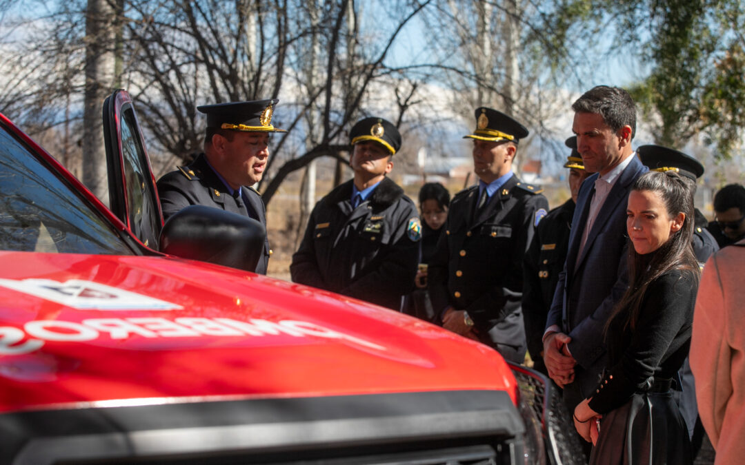 Rus y Andraos presentaron una camioneta 4×4 para los Bomberos