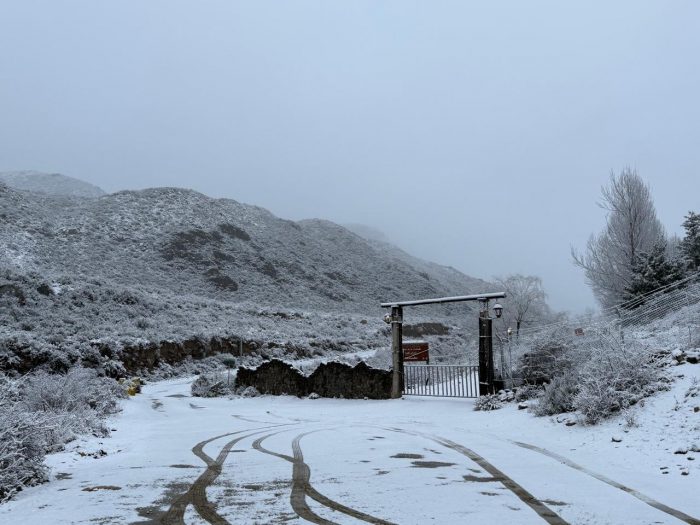Recomiendan precaución en El Manzano Histórico y Vallecitos tras amanecer nevado