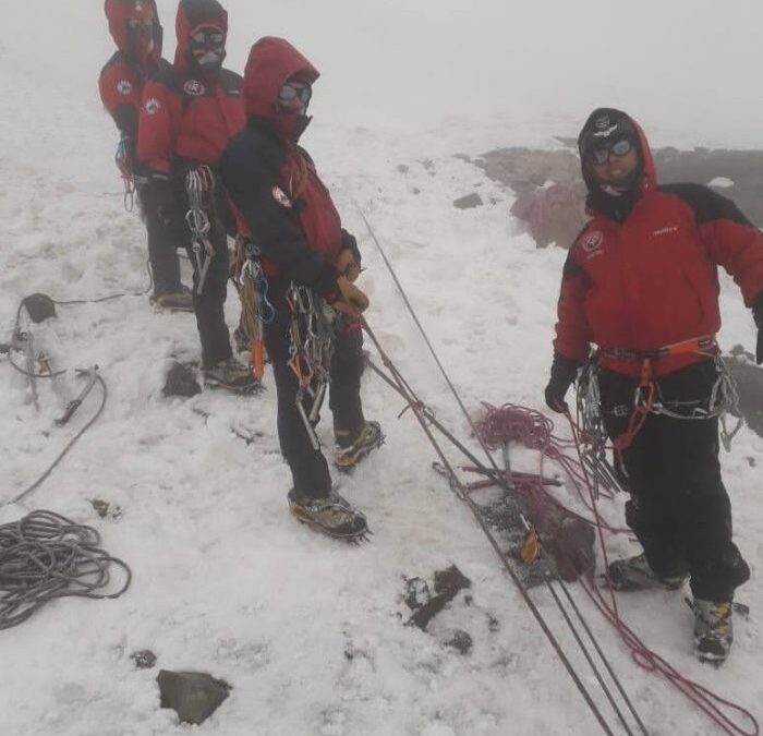 La Unidad Policial de Rescate salvó a dos mujeres que se desorientaron tras hacer cumbre en Vallecitos