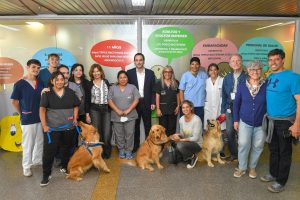 Perros al rescate: el Hospital Notti lanza innovadora campaña de vacunación con asistencia canina