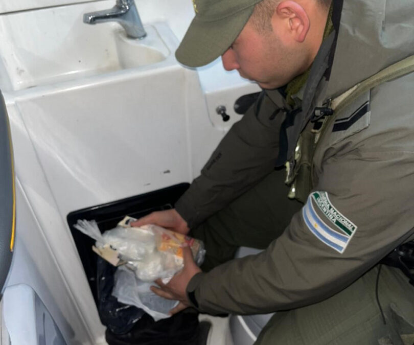Mendoza: hallaron en el baño de un colectivo una caja de jugo con cocaína