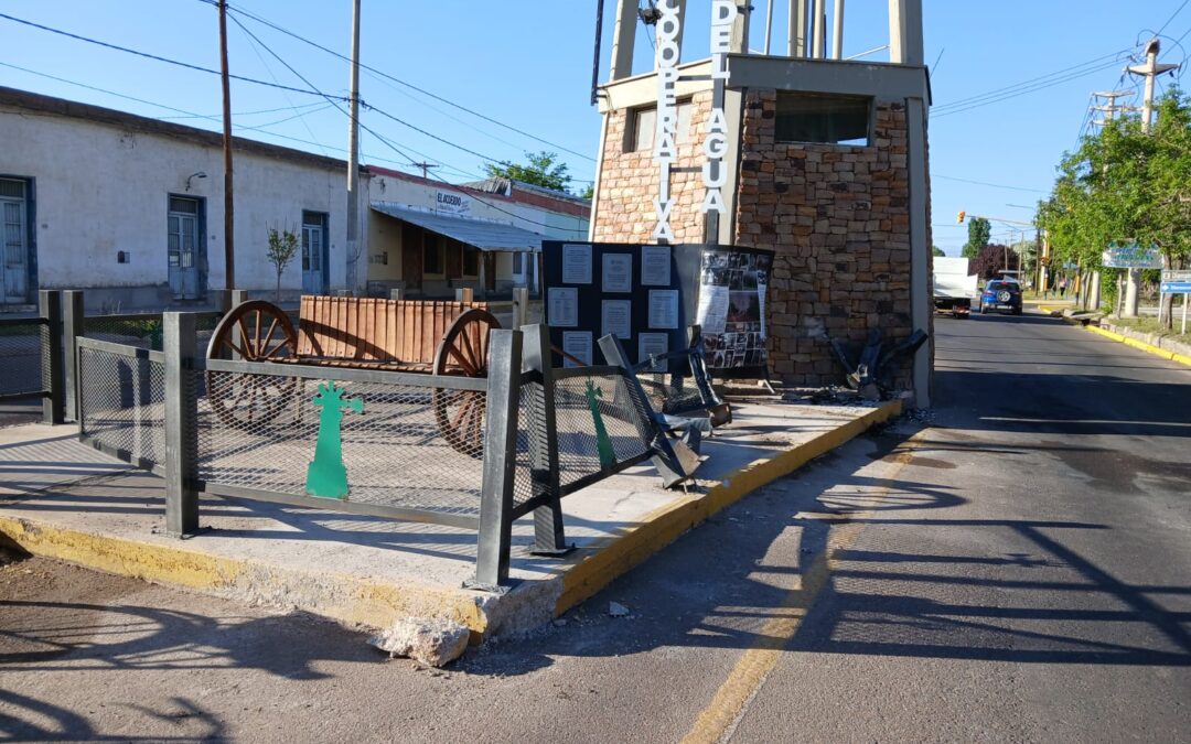 Una camioneta colisionó contra el tanque del agua de Vista Flores