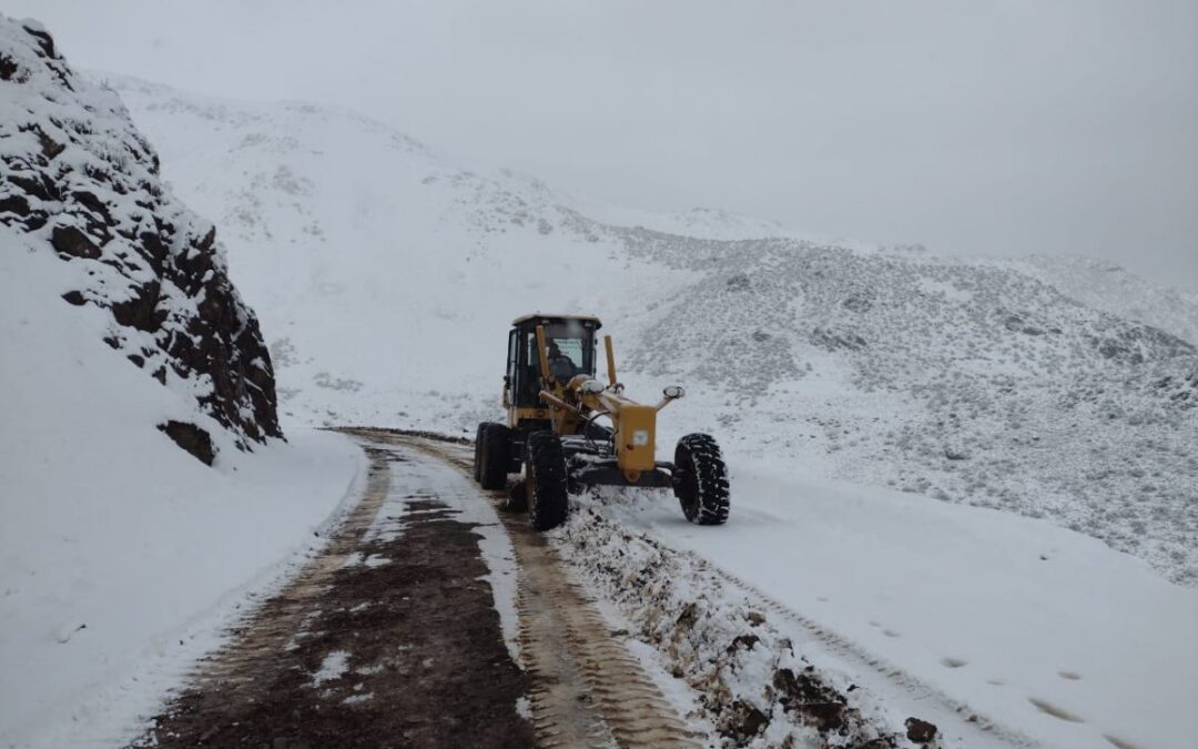 Copiosa nevada en Vallecitos impone transitar con precaución y cadenas