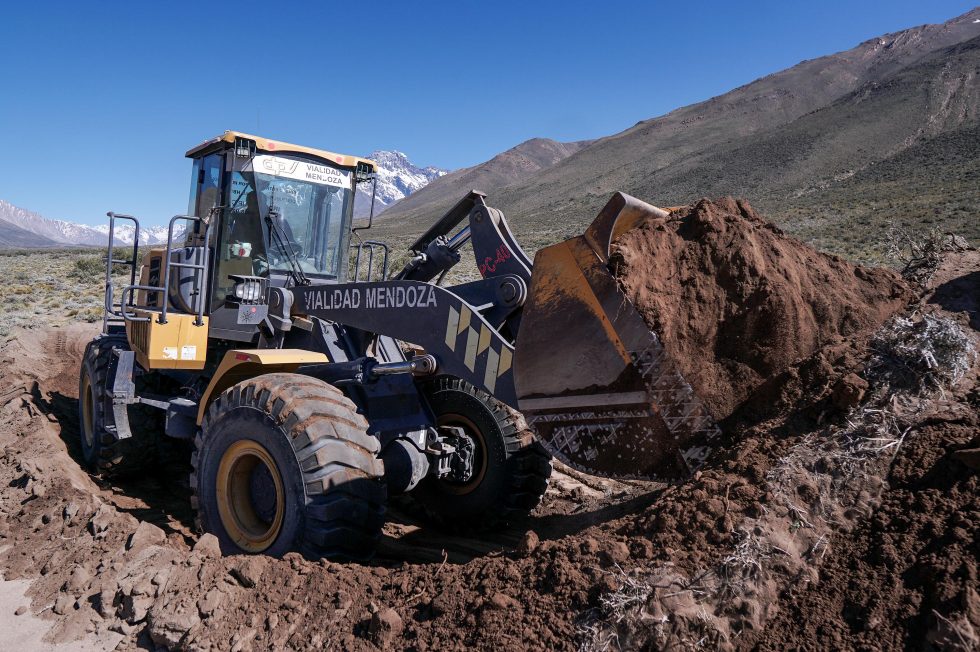 Trabajan para reabrir la ruta al hotel abandonado y al avión de los uruguayos