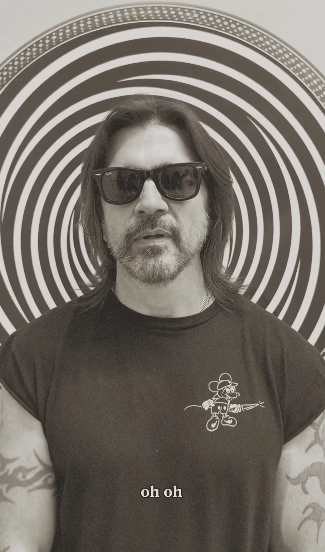 Ya se ve chistoso uno con 50 años y con el pelo largo 🥲