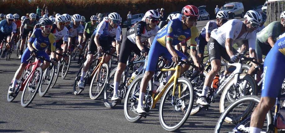 La séptima etapa de la Vuelta Ciclista concluyó con fuerza en el Manzano Histórico y Colo Velardez se alzó con la victoria