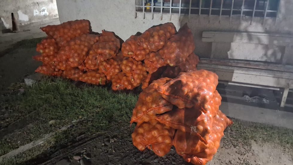 Robaban bolsas de duraznos en Vista Flores y fueron detenidos tras un operativo policial