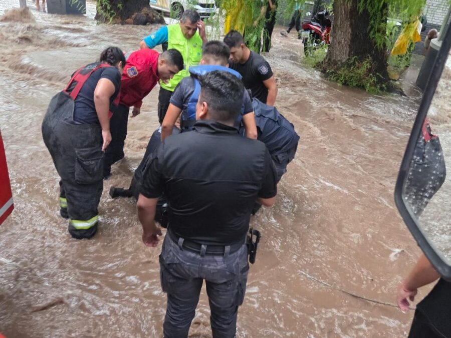 Bomberos rescataron a un hombre que fue succionado por un sifón en un canal de Ciudad